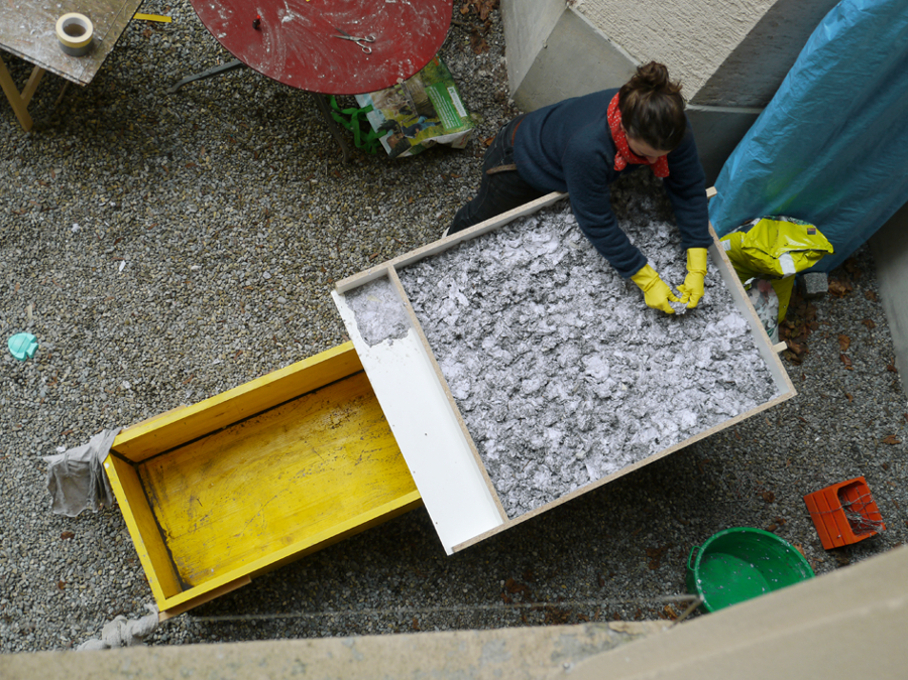 Befüllen der Geländeplatte mit Paper-Maché